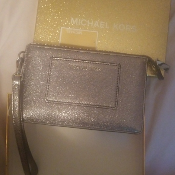 Michael kors wristlet - Picture 1 of 3